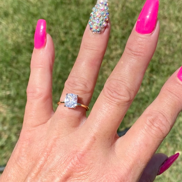 💎Beautiful 2 carat Cushion Cut Solitaire Engagement Ring💎 - Picture 4 of 6